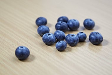 ahşap masada yaban mersini