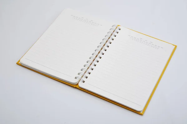 Caderno amarelo sobre branco — Fotografia de Stock