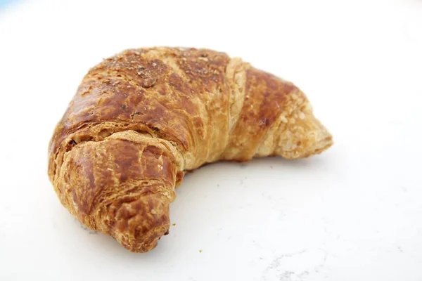 Frisches Croissant auf dem weißen — Stockfoto