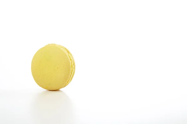 Macaron Francese Giallo Sfondo Bianco — Foto Stock