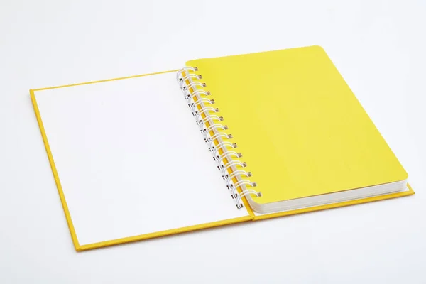 Beyaz Arka Plan Etmek Üstünde Sarı Defter — Stok fotoğraf