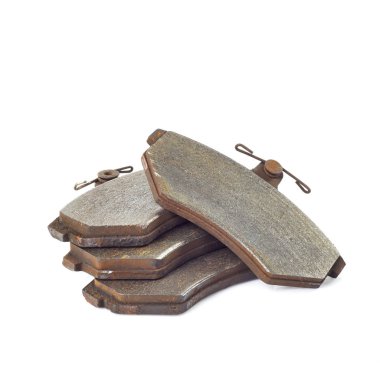 Eski fren balataları fren disk, beyaz bir arka plan üzerinde izole, yığın