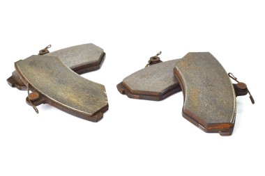 Beyaz bir arka plan üzerinde izole eski fren balataları disk fren