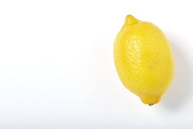 Lemon beyaz arka planda izole edilmiş. kırpma yolu ile