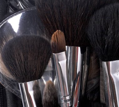 Portre visagistes siyah kahverengi ve beyaz renkler için göz farı toz ve yüz temel için birçok farklı profesyonel doğal yumuşak makyaj fırçaları