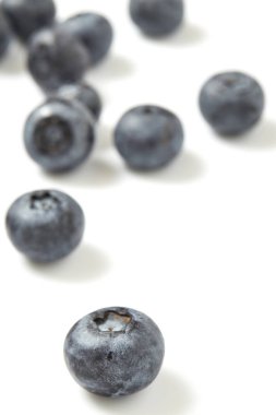 Beyaz arka planda izole edilmiş taze yaban mersini grubu.