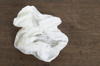 Eski ahşap masa üzerinde kağıt topu beyaz çökmek