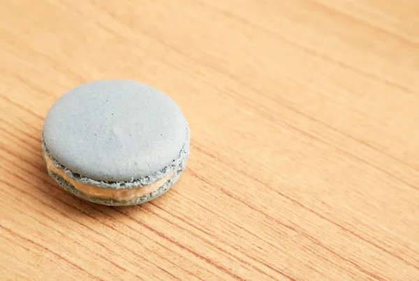 Macaron Azul Isolado Fundo Madeira — Fotografia de Stock