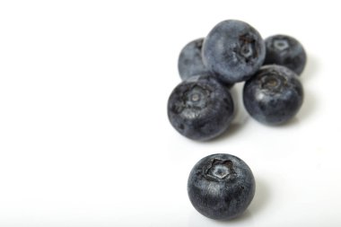 Beyaz arka planda izole edilmiş taze yaban mersini grubu.