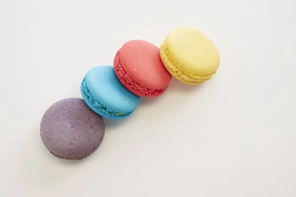 Französisch Bunte Macarons Gelb Lila Blau Rosa Isoliert Auf Weiß — Stockfoto