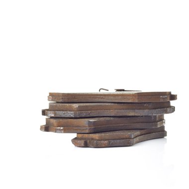 Beyaz bir arka plan üzerinde izole eski fren balataları disk fren