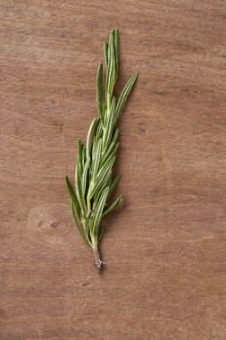 Eski ahşap masa üzerinde taze biberiye