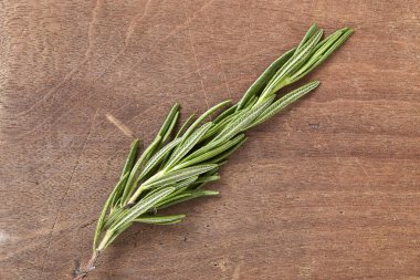 Eski ahşap masa üzerinde taze biberiye