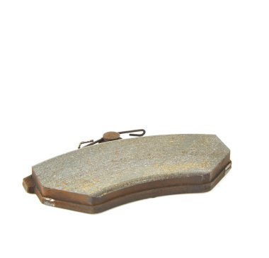 Beyaz bir arka plan üzerinde izole eski fren balataları disk fren