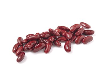 Beyaz zemin üzerinde kırmızı fasulyeler izole