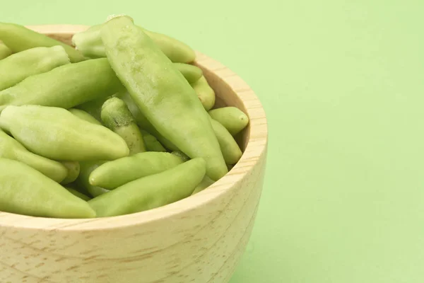 Peperoncini Verdi Una Ciotola Legno Isolata Carta Verde Cumulo Peperoncini — Foto Stock