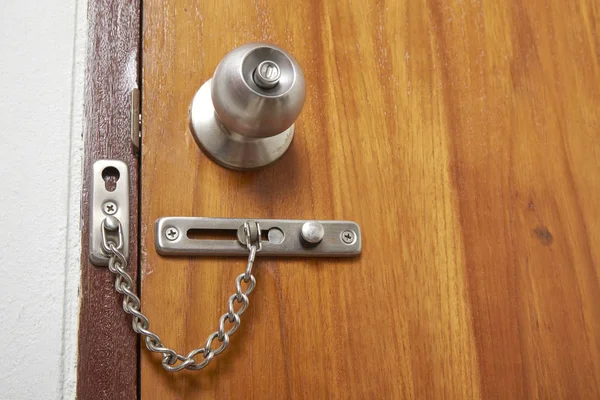 güvenlik için ahşap kapı kilitleri