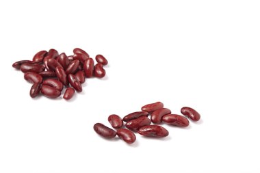 Beyaz zemin üzerinde kırmızı fasulyeler izole