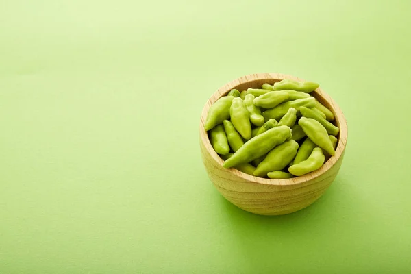 Grüne Paprika Hölzerne Schale Auf Grünem Hintergrund — Stockfoto