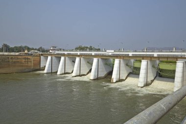 Barajın taşkın kapılarından akan sular.