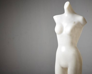 düz arka plan üzerinde çıplak kadın manken