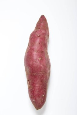 Beyaz arka planda tatlı patates