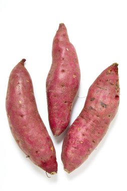 Beyaz arka planda tatlı patates