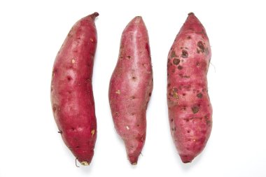 Beyaz arka planda tatlı patates