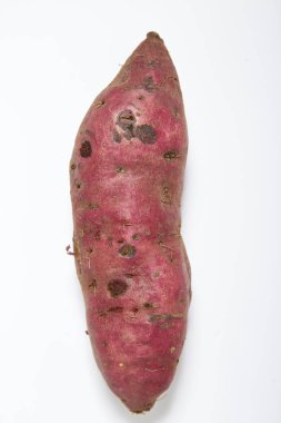 Beyaz arka planda tatlı patates