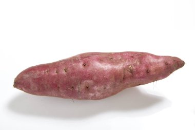 Beyaz arka planda tatlı patates