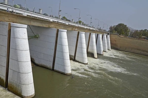 Water Stroomt Overstromingspoorten Van Een Dam — Stockfoto
