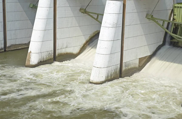 ダムの水門を流れる水 — ストック写真