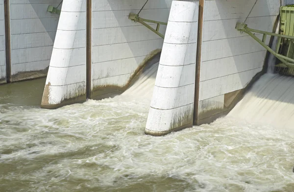 Agua Que Fluye Sobre Las Compuertas Una Presa —  Fotos de Stock