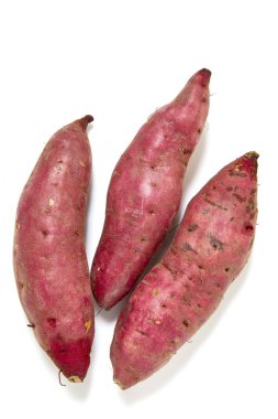 Beyaz arka planda tatlı patates