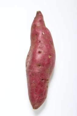 Beyaz arka planda tatlı patates