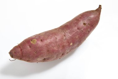 Beyaz arka planda tatlı patates