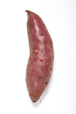 Beyaz arka planda tatlı patates