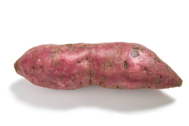 Beyaz arka planda tatlı patates