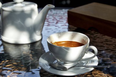 Cam masada bir fincan kahve.