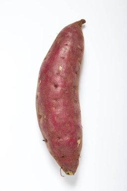 Beyaz arka planda tatlı patates