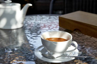 Cam masada bir fincan kahve.