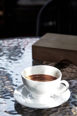 Cam masada bir fincan kahve.
