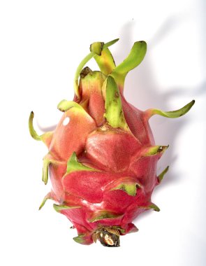 Beyaz arkaplanda ejderha meyvesi izole