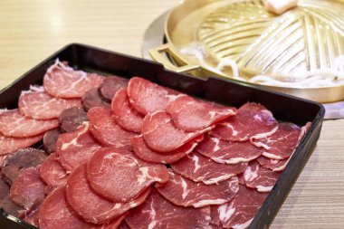 Bir masada sıcak shabu için taze yiyecek