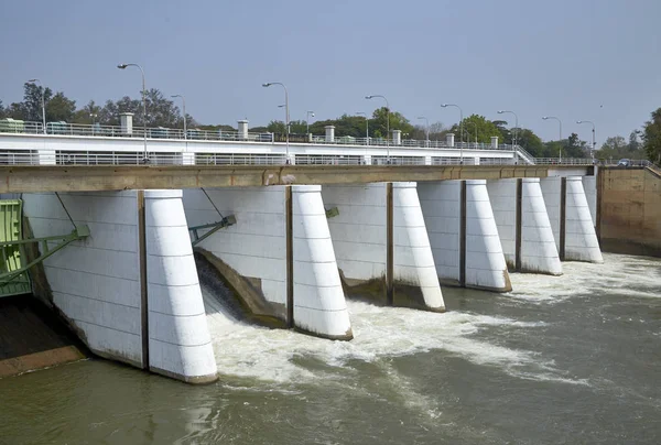 Klong ダムは Kanchanburi Tha モウンレッシ Klong 川の水の流れを停止します — ストック写真