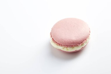 Beyaz izole lezzetli pembe macaron