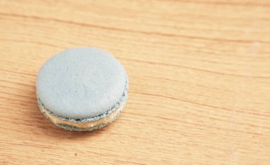 Ahşap arka plan üzerinde izole mavi Macaron