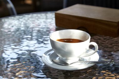 Cam masada bir fincan kahve.