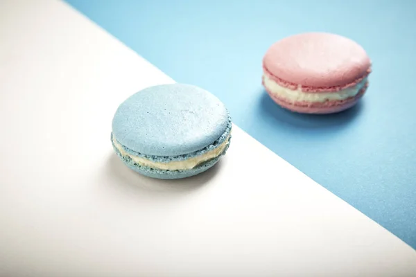 Bunte Macaron Auf Weißem Rosa Blauem Hintergrund — Stockfoto