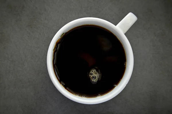 灰色の背景のコーヒーカップ トップビュー — ストック写真